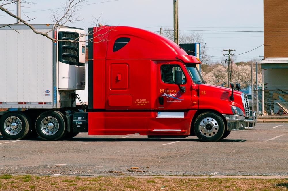 Refrigerated reefer trailer with its cooling unit running